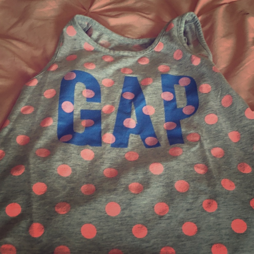 A tant top gray gap shirt